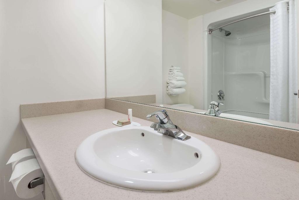 Super 8 by Wyndham Mississauga photo 27