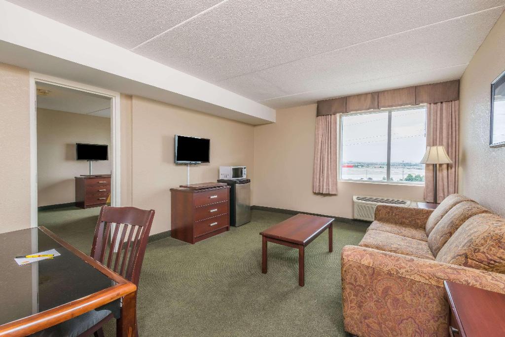 Super 8 by Wyndham Mississauga photo 9