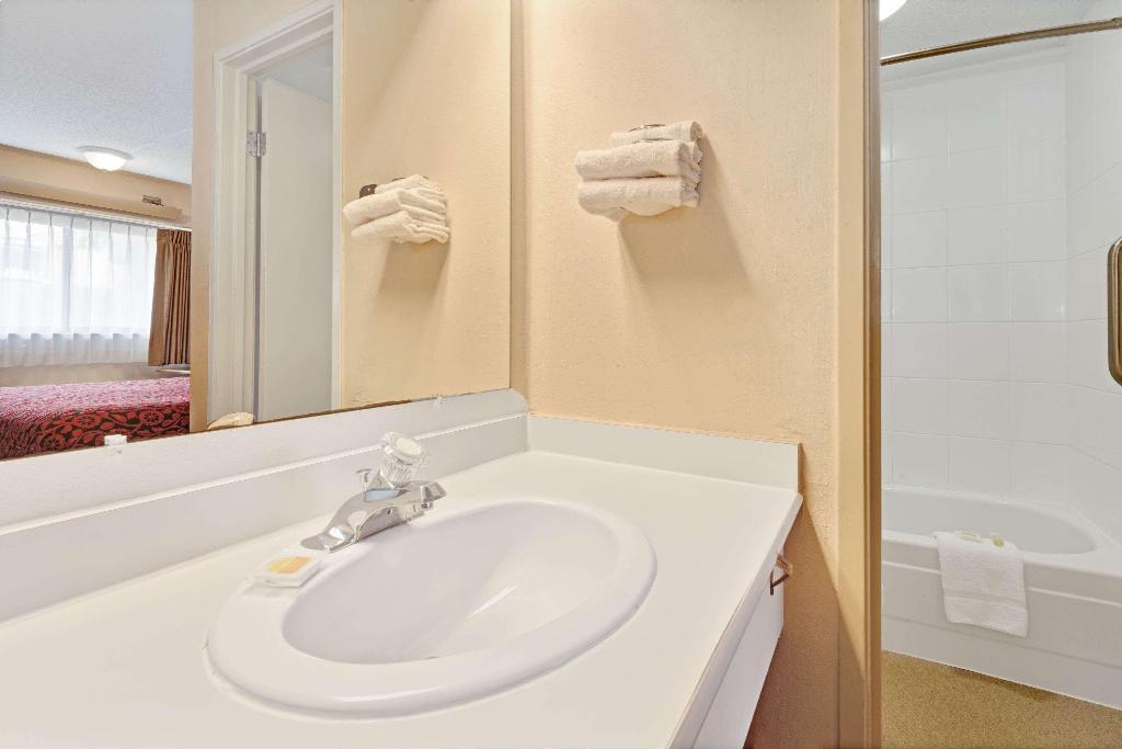 Days Inn by Wyndham Overland Park