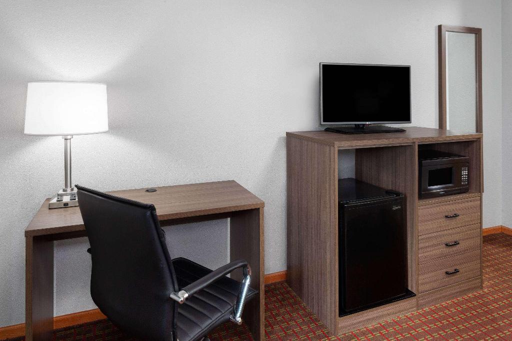 Super 8 by Wyndham McHenry