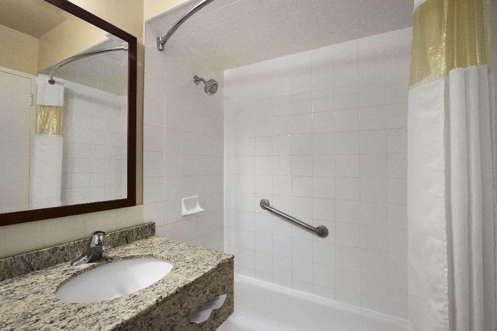 Travelodge by Wyndham Richmond Hill