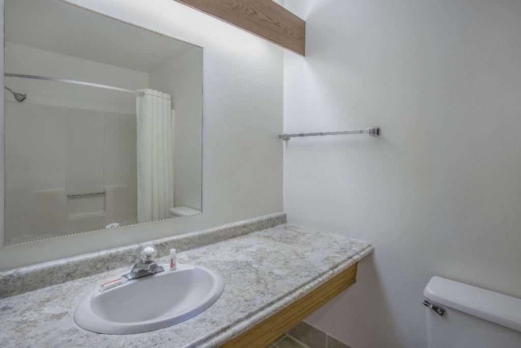 Baymont By Wyndham Oshkosh Airport