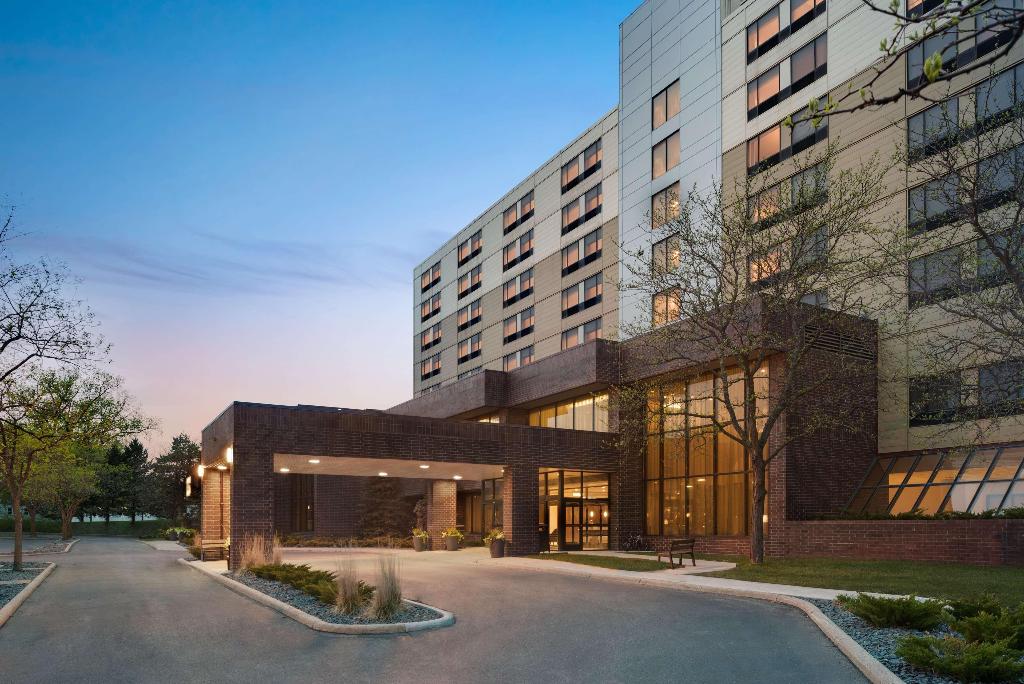 DoubleTree by Hilton St. Paul East
