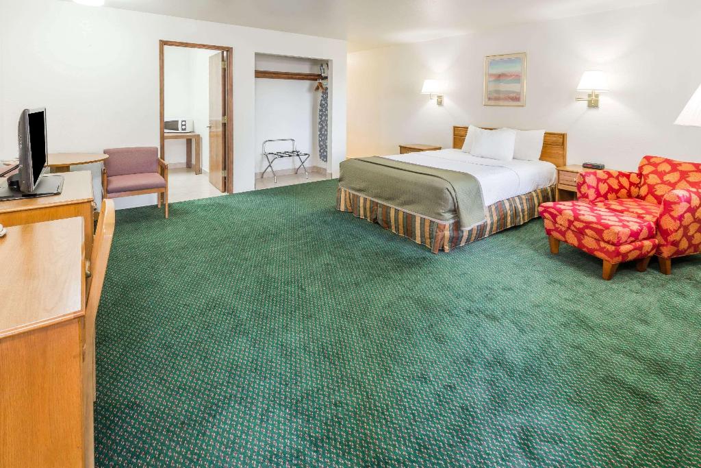 Howard Johnson by Wyndham Roseburg