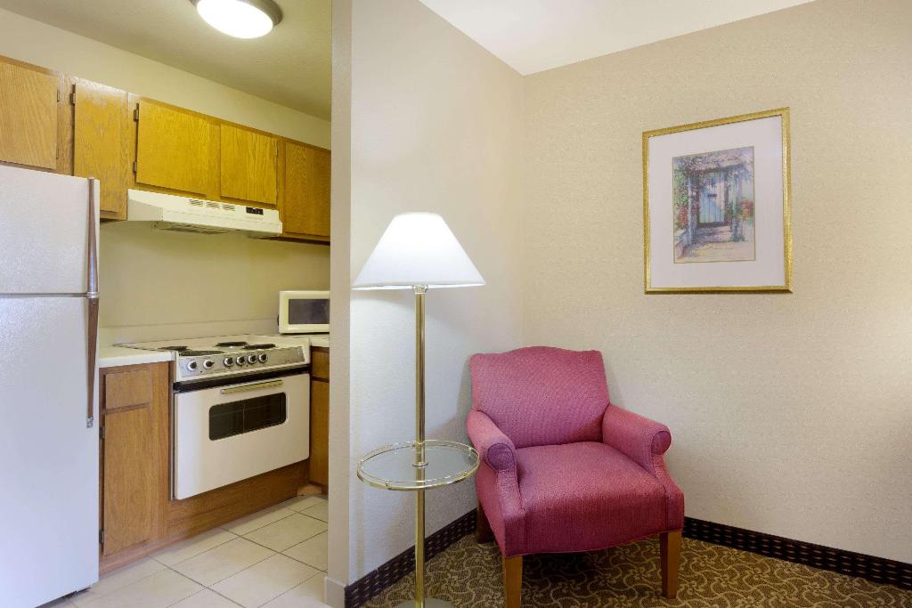 Days Inn & Suites by Wyndham Tempe
