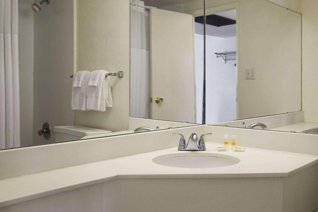 Ramada By Wyndham Pittsburghnew Stanton