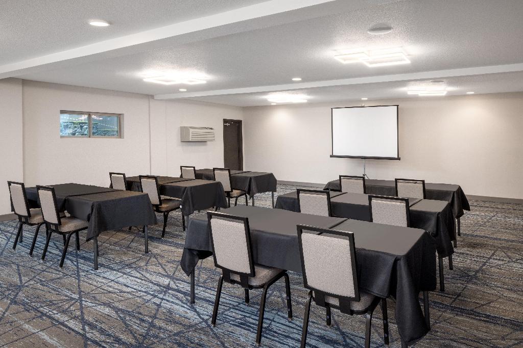 Holiday Inn Express Portland South - Lake Oswego photo 53