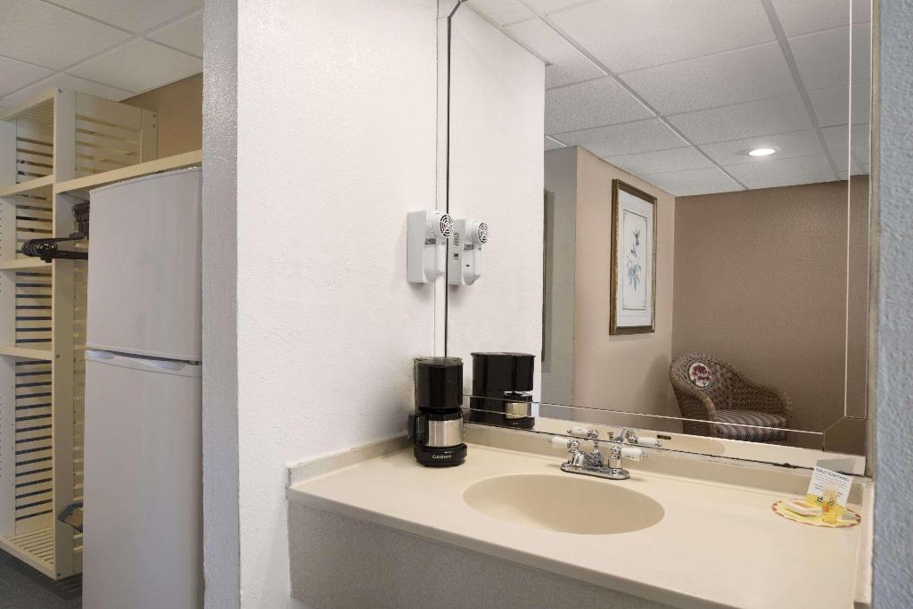 Days Inn By Wyndham Panama City Beach/Ocean Front