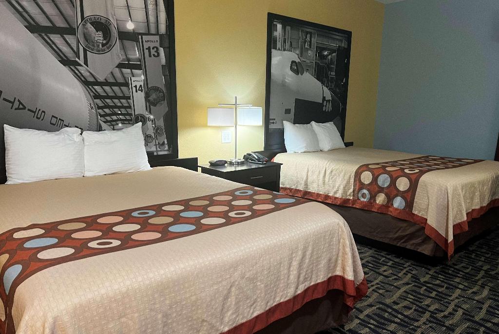 Super 8 by Wyndham Pasadena
