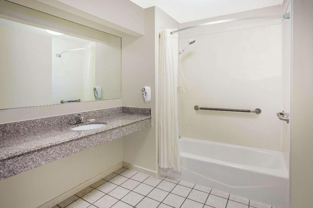 Super 8 by Wyndham Cabot