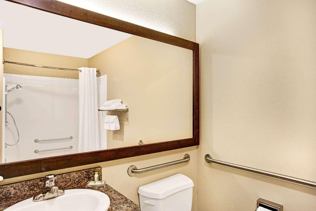 Super 8 By Wyndham Lachenaie/Terrebonne