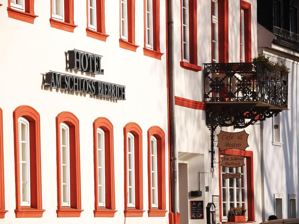 Am Schloss Biebrich