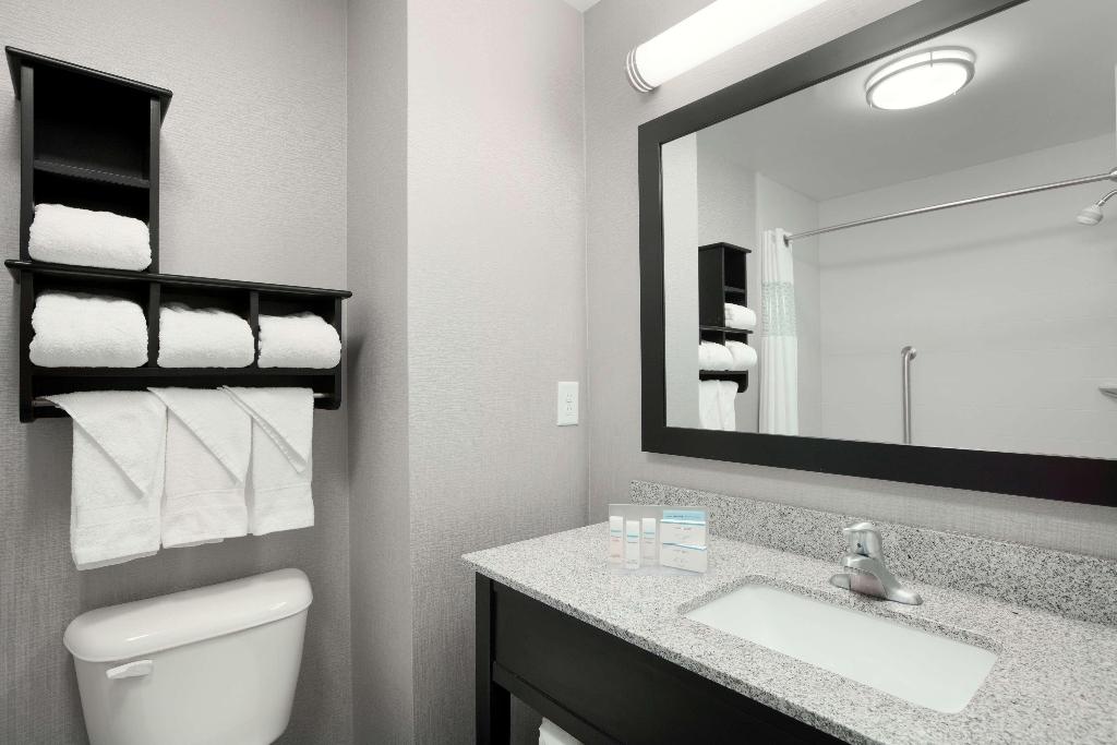 Hampton Inn & Suites Roanoke Airport