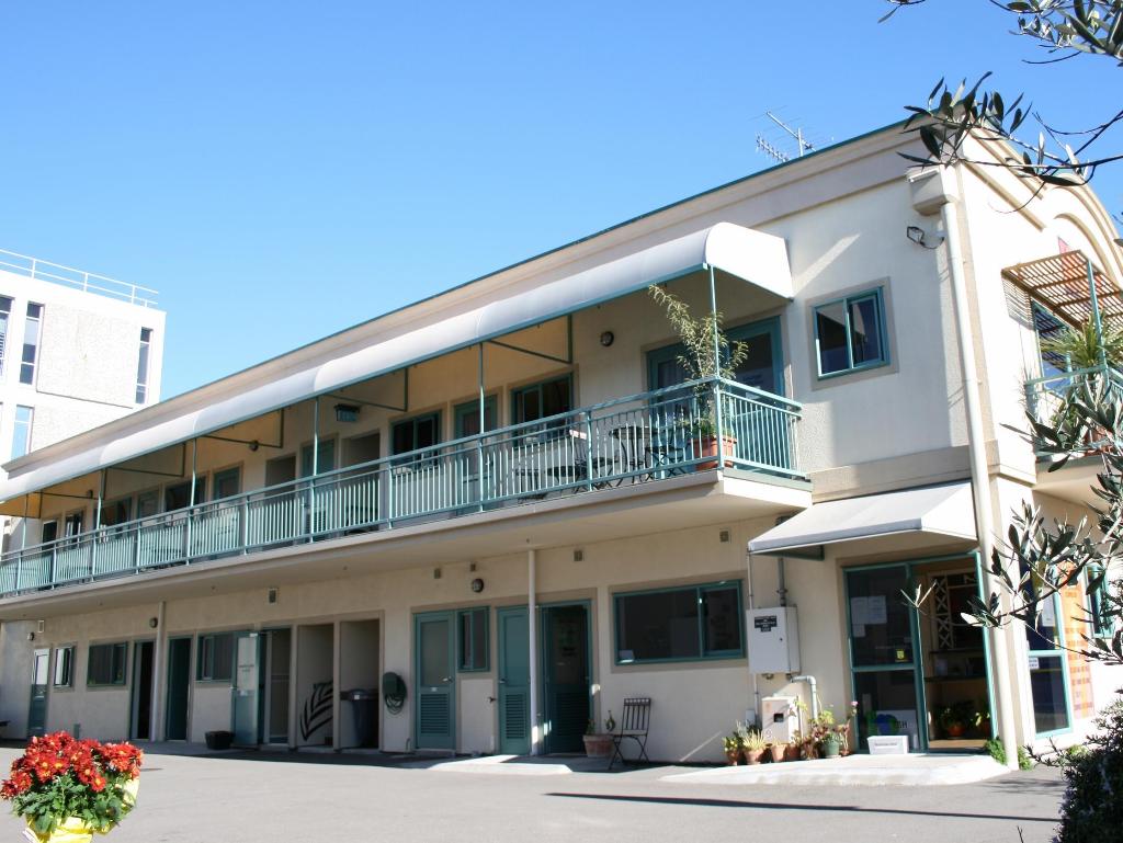 Astray Motel & Backpackers