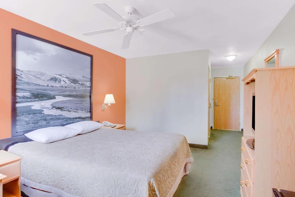 Super 8 by Wyndham Cooke City Yellowstone Park Area photo 6