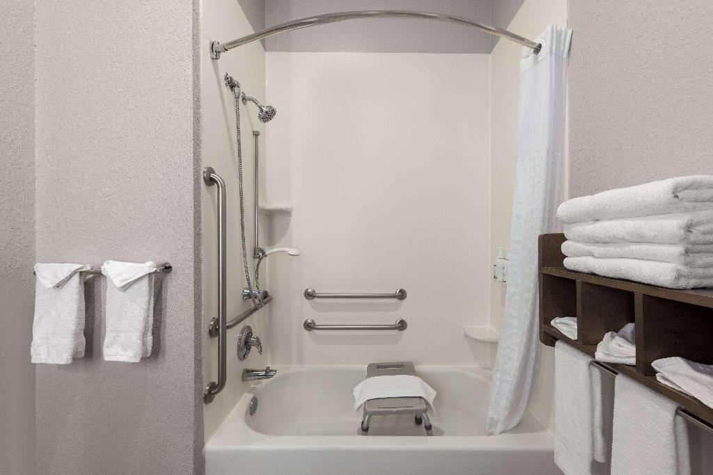 La Quinta Inn & SUI by Wyndham at Watiki H2Opark