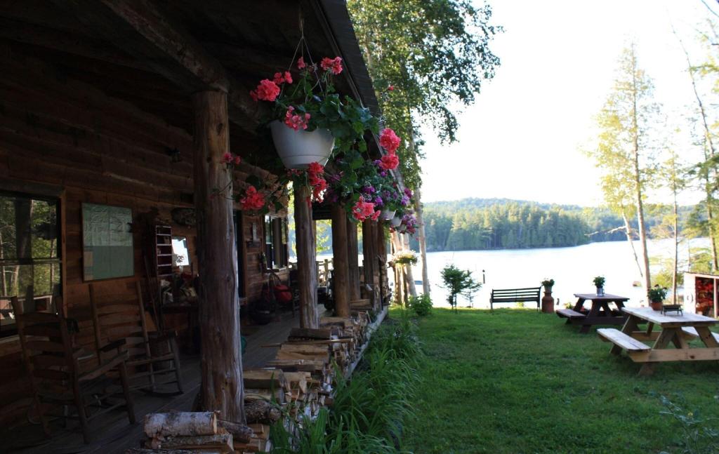 Kiwassa Lake Bed & Breakfast and Cabins