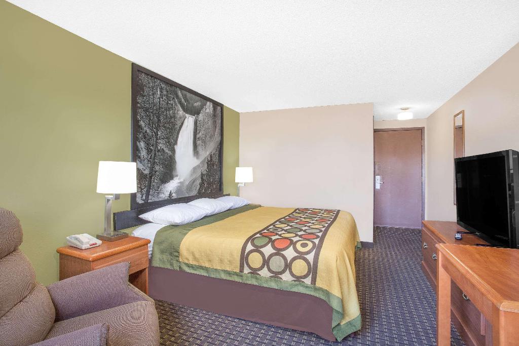 Super 8 By Wyndham Riverton