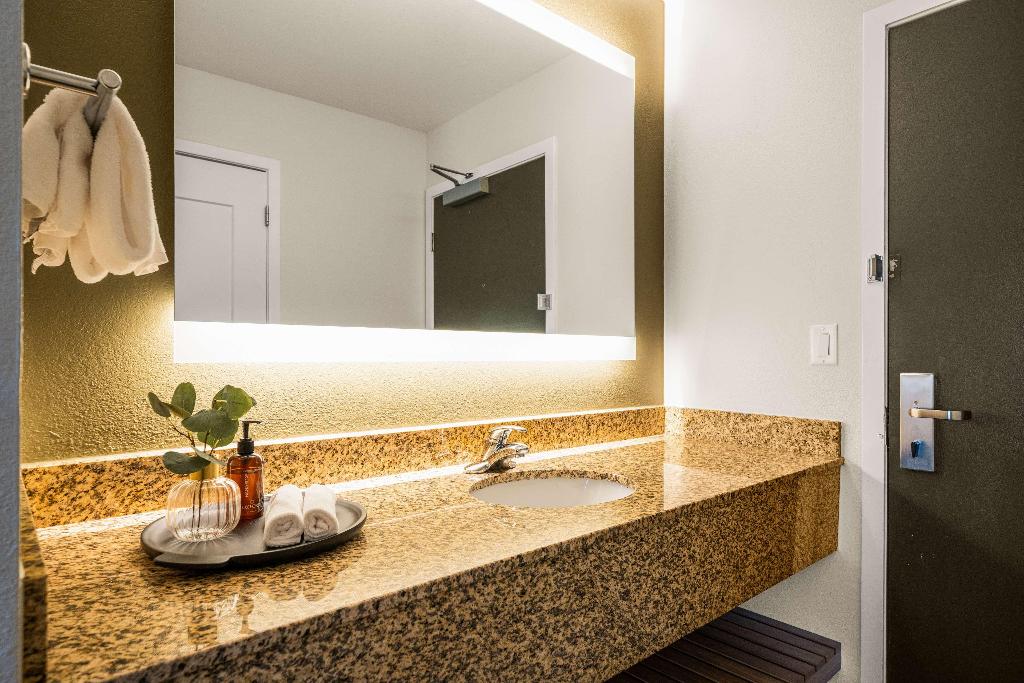 Oxford Suites Redding