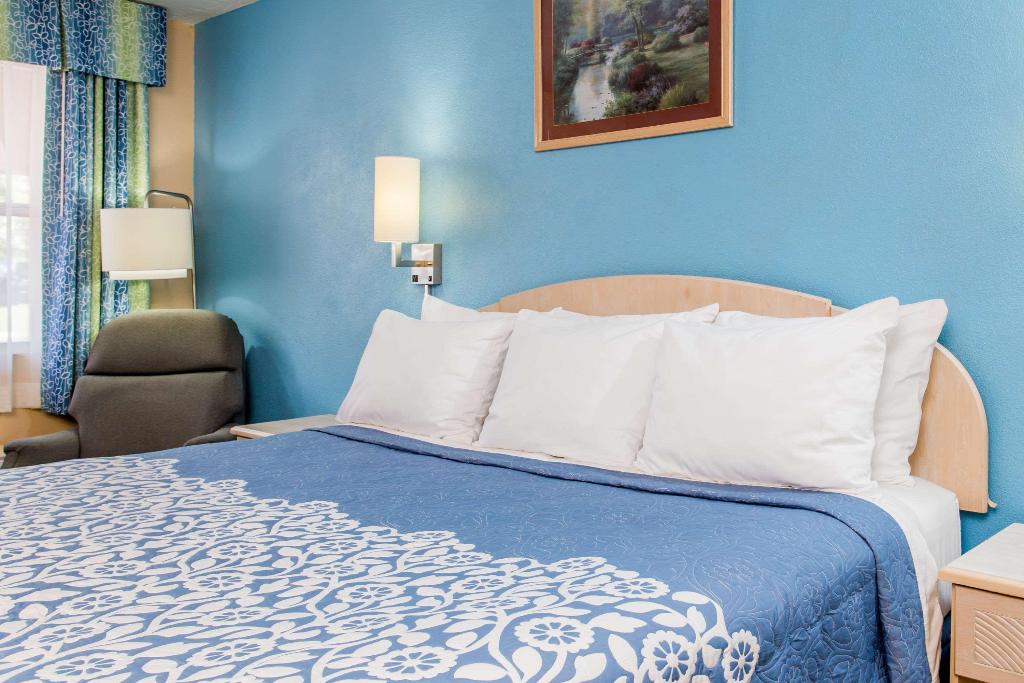 Days Inn By Wyndham Bradenton I-75