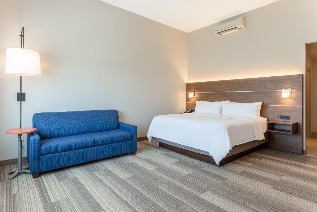 Holiday Inn Express & Suites Springfield North