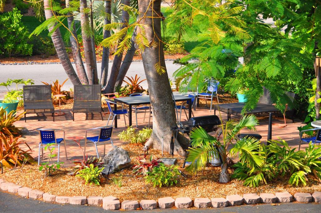 Lido Islander Inn and Suites