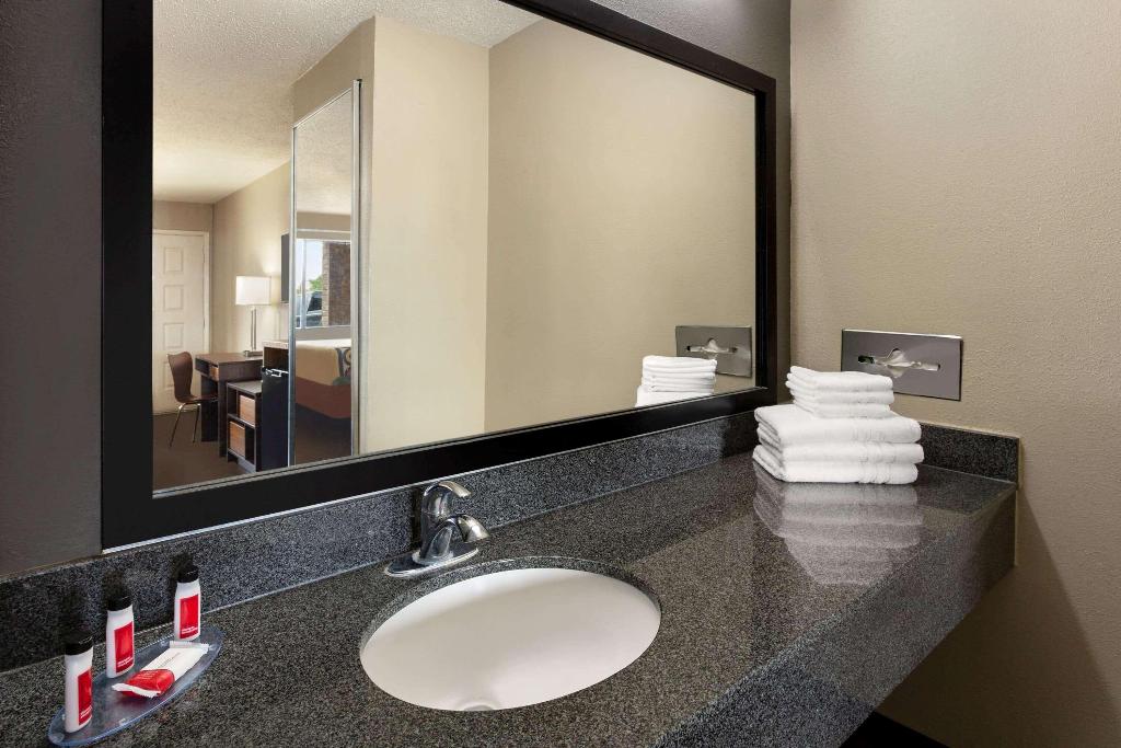 Super 8 by Wyndham Universal City