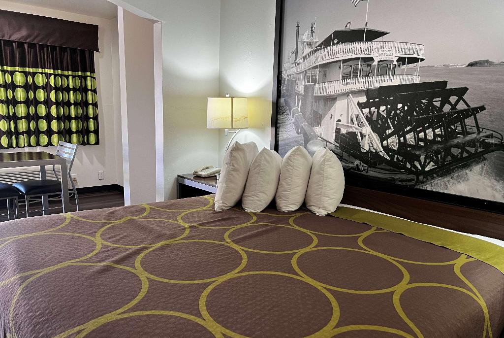 Super 8 by Wyndham Slidell