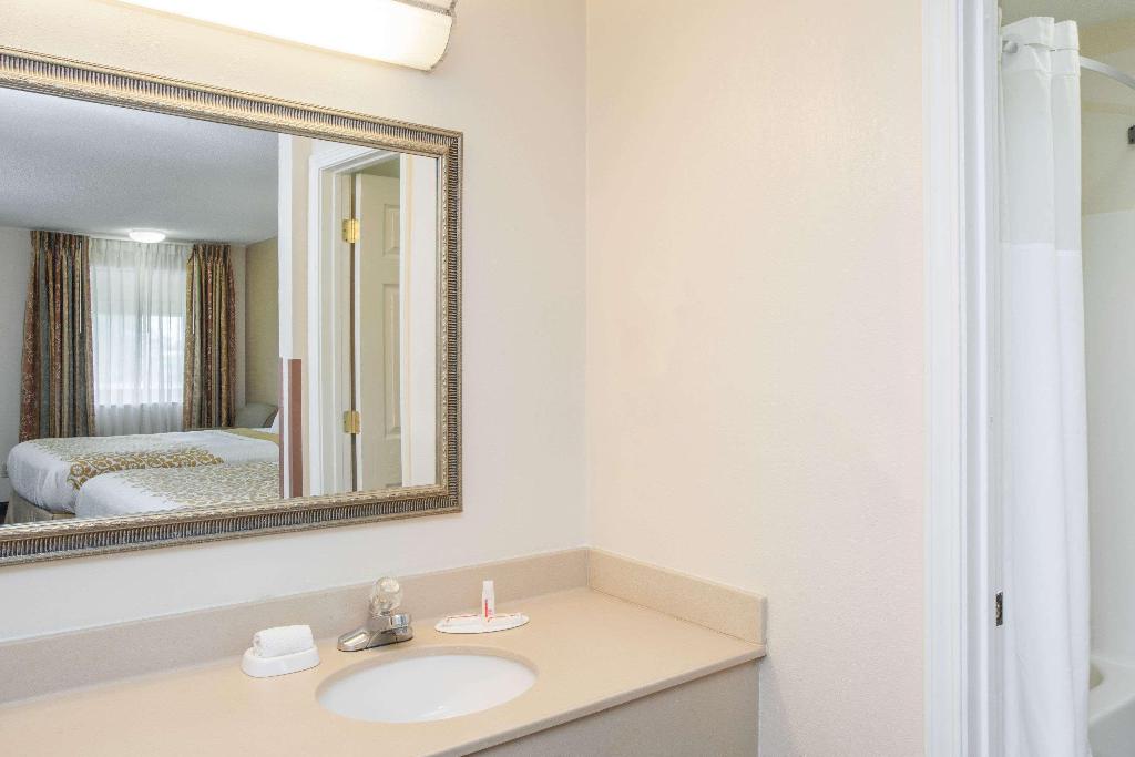 Days Inn By Wyndham Fort Wayne