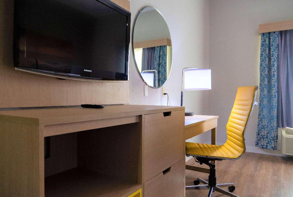 Days Inn & Suites By Wyndham Savannah North I-95