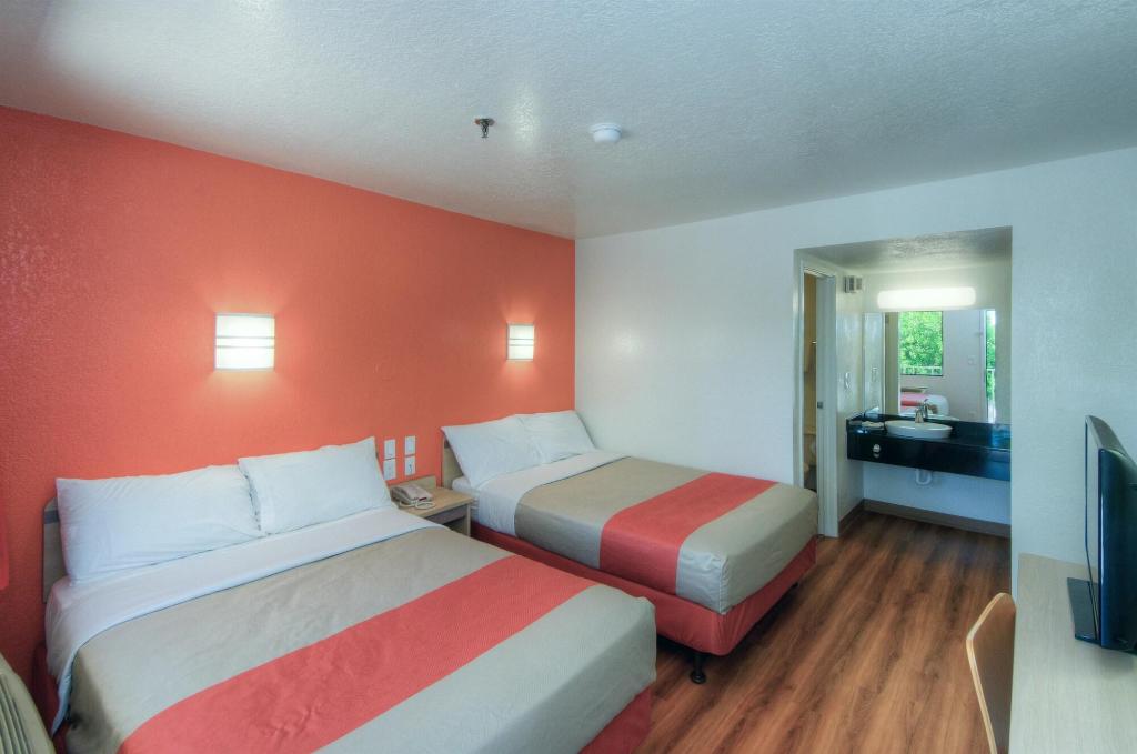 Motel 6 Bradenton