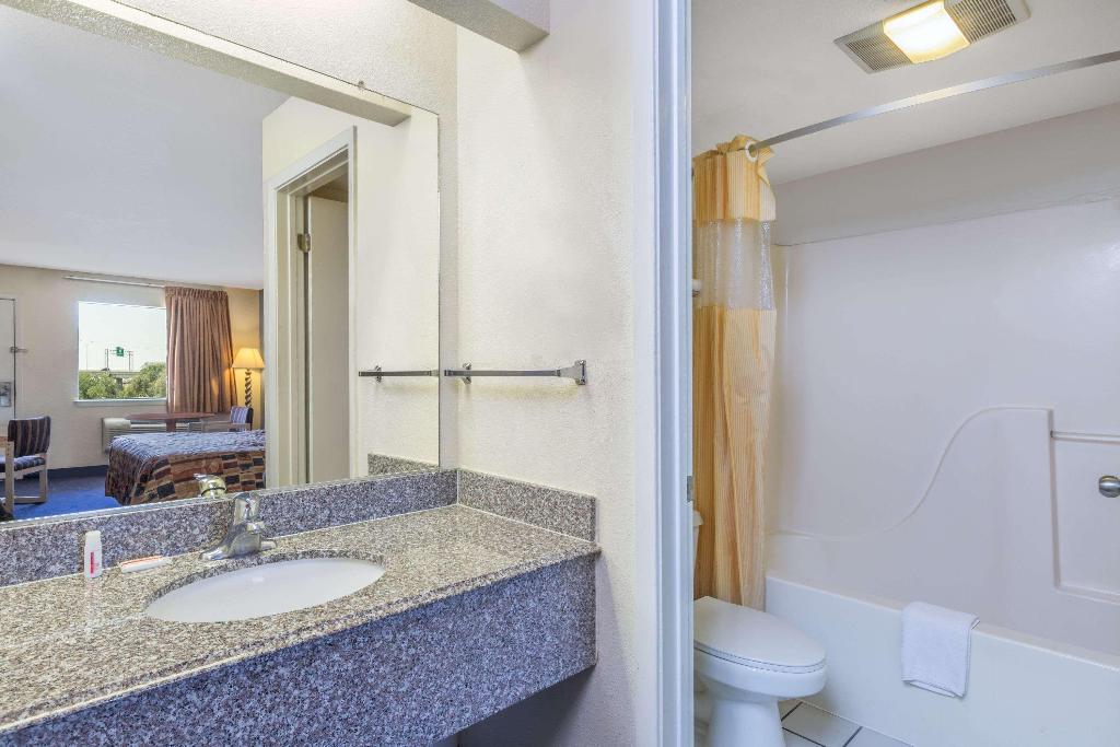 Days Inn By Wyndham San Antonio