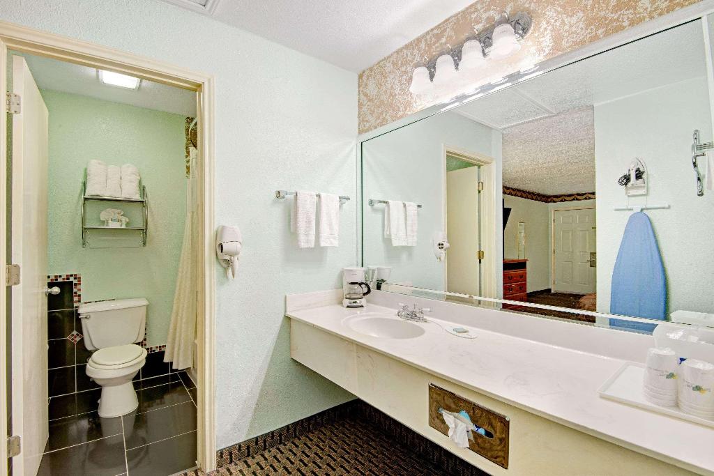 Econo Lodge Inn & Suites Near Lackland AFB
