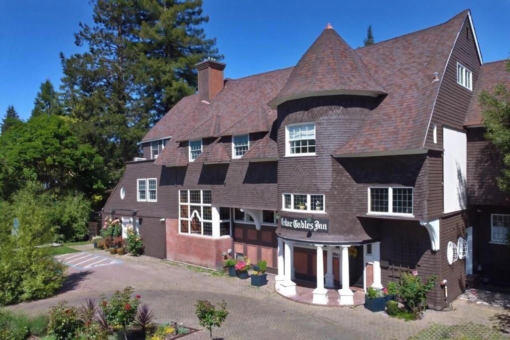 Cedar Gables Inn
