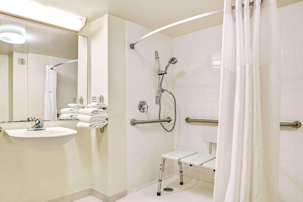 Days Inn by Wyndham Bradenton - Near the Gulf
