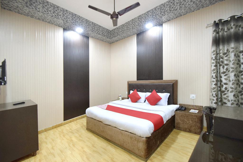 13326 Gupta Palace
