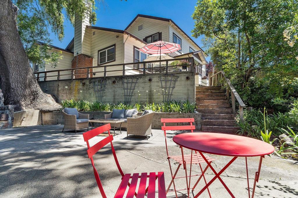 Cinnamon Bear Creekside Inn