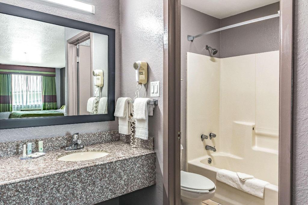 Quality Inn I-10 East Near Frost Bank Center