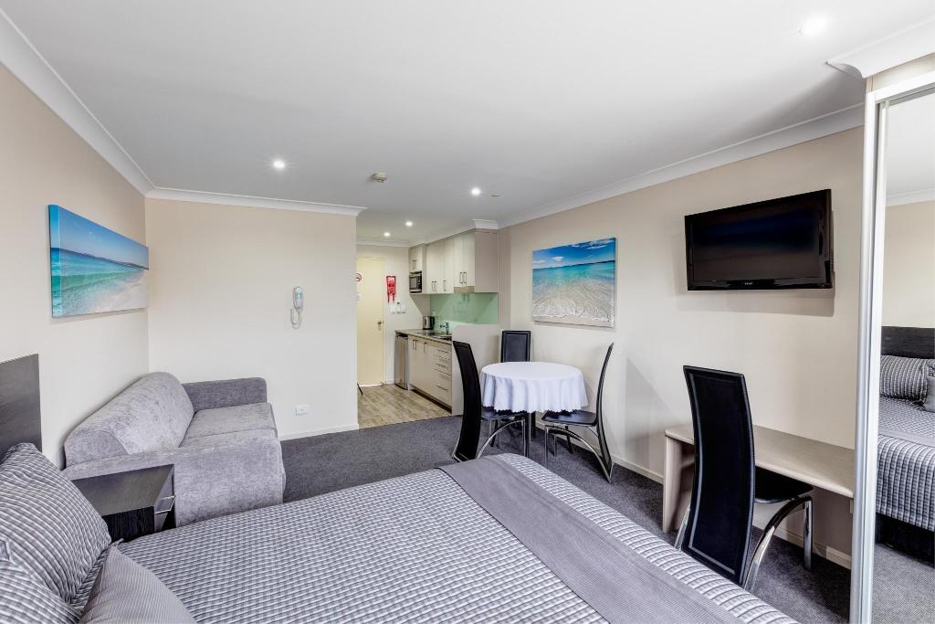 Dolphin Shores Hotel
