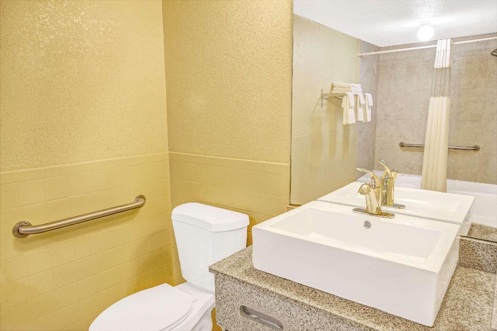 Days Inn By Wyndham St. Petersburg Central