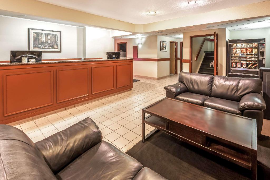 Super 8 By Wyndham Strathmore