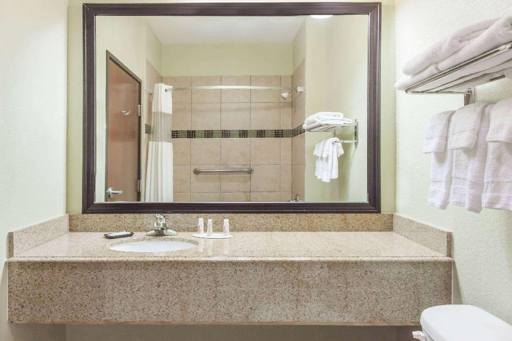 Grander Inn and Suites by IHG