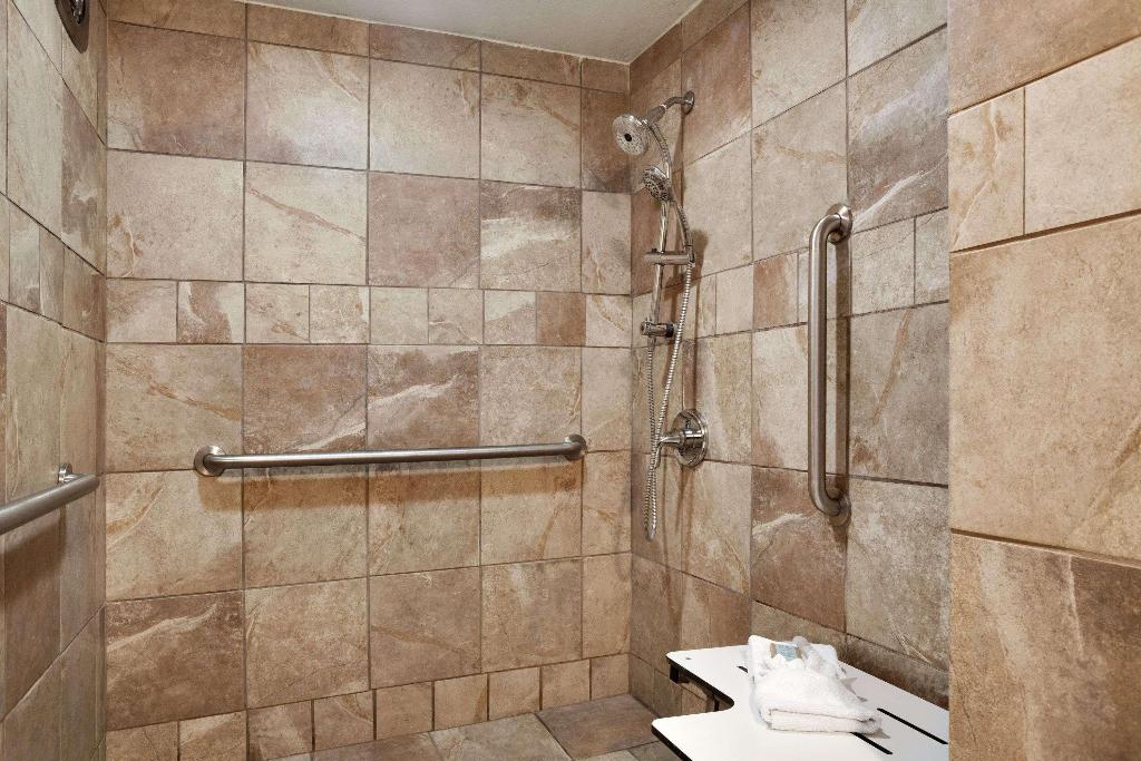 Travelodge By Wyndham Traverse City Mi