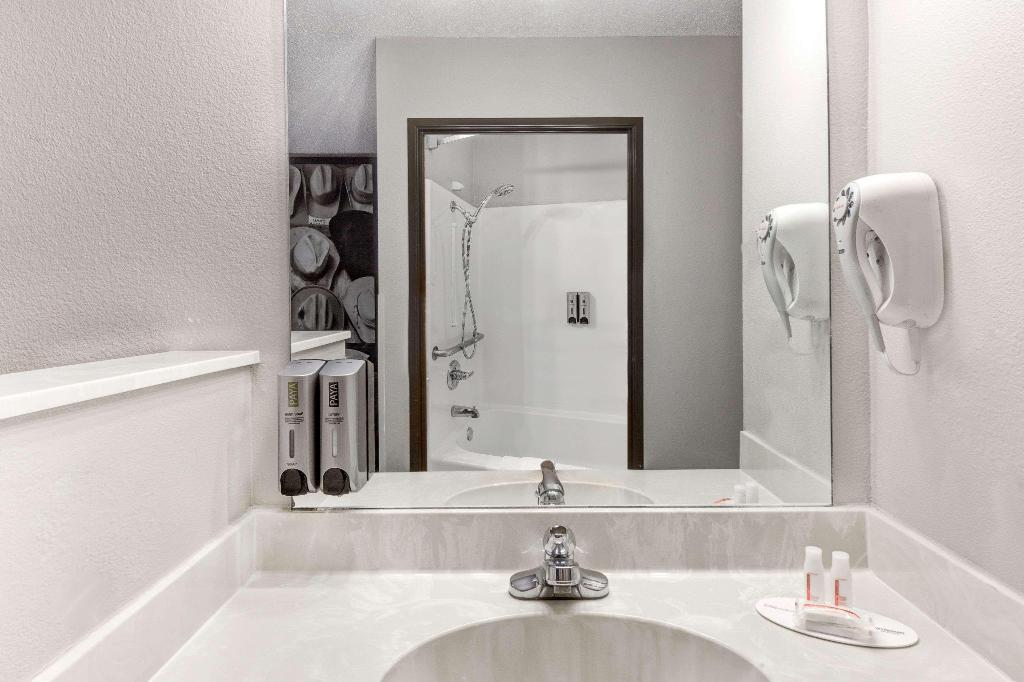 Super 8 By Wyndham Victoria/North/Mall Area