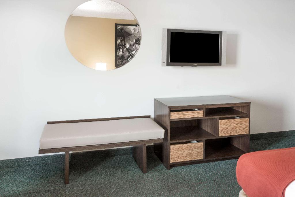Super 8 by Wyndham Adel