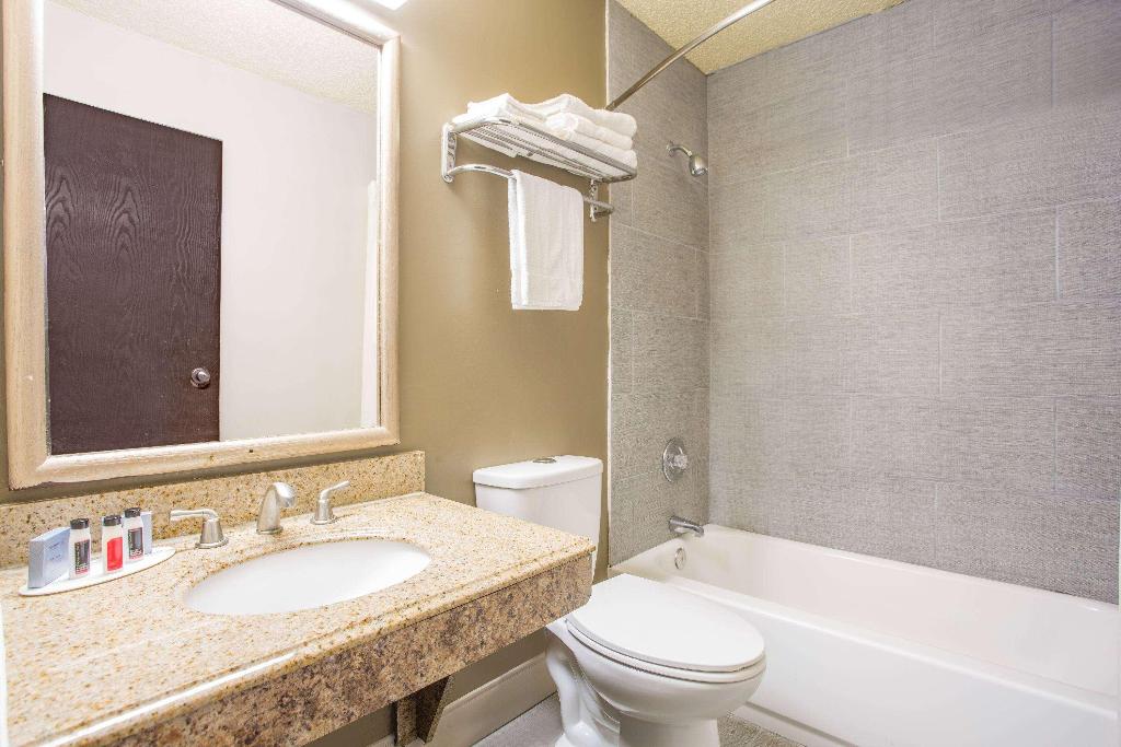 Super 8 By Wyndham Waldorf