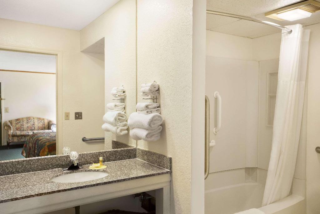 Days Inn by Wyndham Wichita West Near Airport