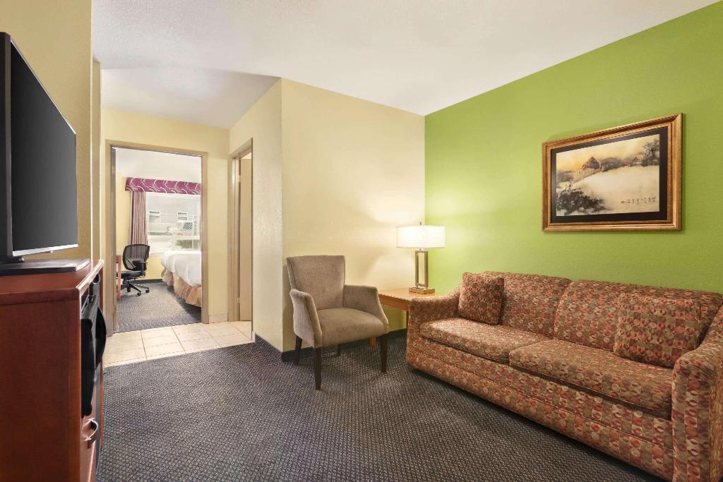 Days Inn & Suites By Wyndham Thompson