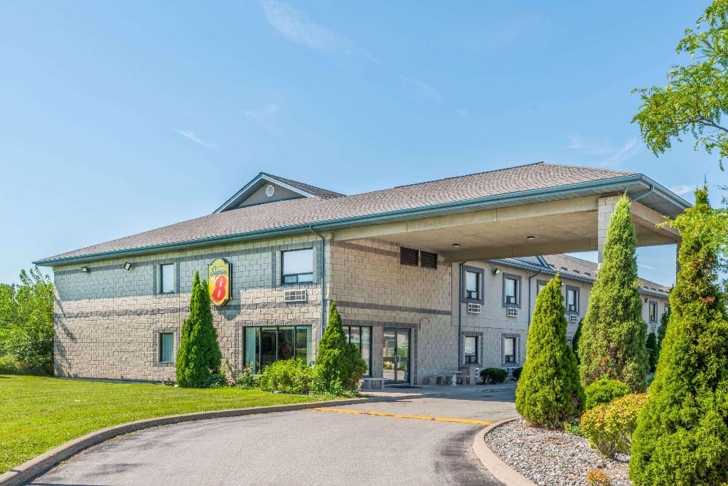 Super 8 by Wyndham Ambassador Bridge Windsor