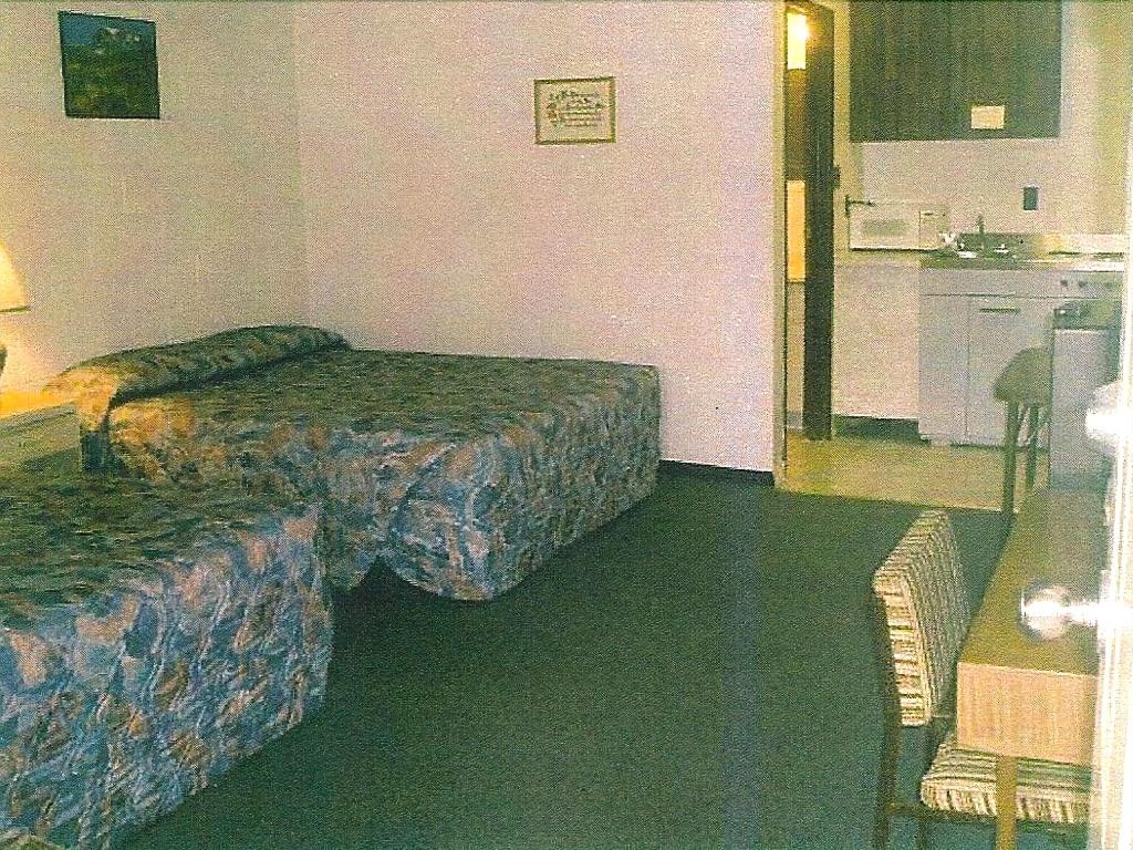 Road Runner Motel